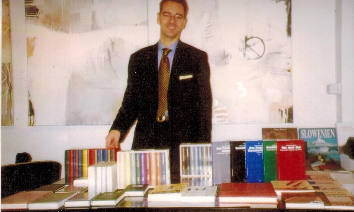 Interaktionen – Slowenen aus Österreich – Multimediale Kunst als Beitrag zur europäischen Integration. Vernissage, Foto von Bojan Schnabl am Büchertisch, 16.3.1999.