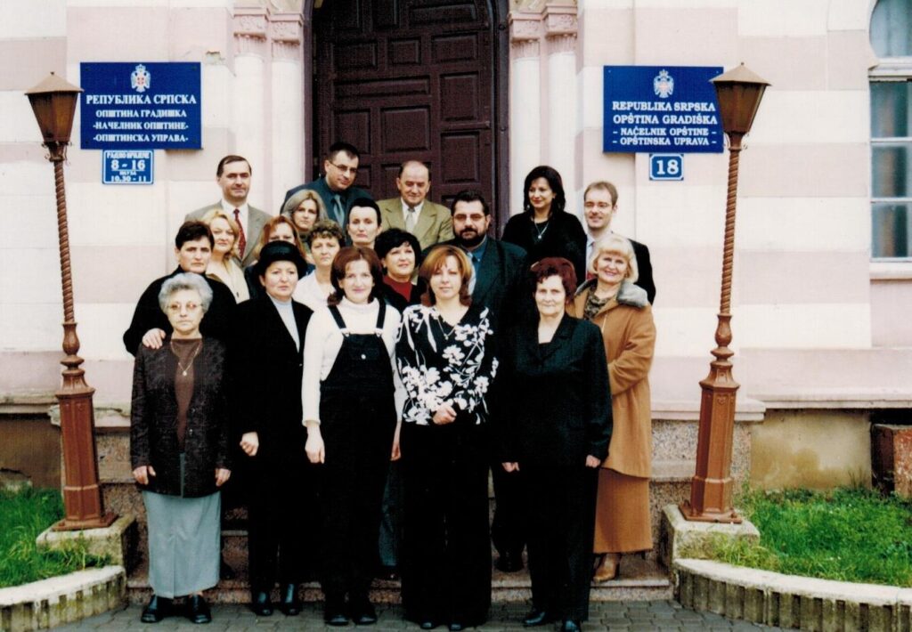 Bosanska Gradiška (RS BiH), Womens Councilors Forum 2002, Group photo with the Mayor, the President of the Municipal Assembly and Bojan Schnabl (OSCE Field Office Bosanska Gradiška)
