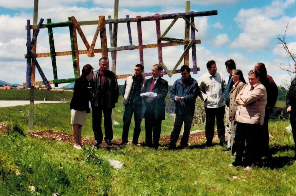 Landscape art event "Kompost" at the entry in the urbanized area of the municipality of Bosansko Grahovo (FBiH) with representatives of the OSCE and the municipality of Bosansko Grahovo (incl. civil society) and Livno (2004)
