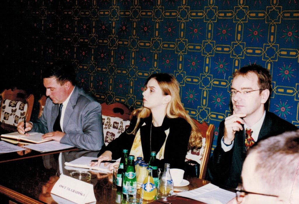 Bojan Schnabl (right) with its assistant and the Presidento f the Municipal Assembly of Kotor Varoš (RS / BiH)